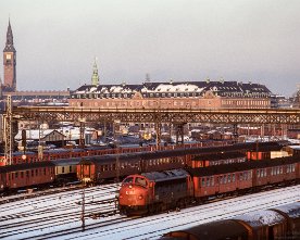 046431_my_kh.1280 Das südliche Vorfeld von København H durchfährt am 08.11.1985 MY 1127 mit P 5040 von Nakskov. Die Wendezüge der Südbahn nach Lolland-Falster waren wie...