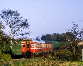 045512_ohj_mo.2016.1280 Besonders vielfältig war der Fahrzeugeinsatz der Odsherreds Jernbane (OHJ). Hier ist Mo 26 am 10.10.1985 von Holbæk nach Nykøbing...