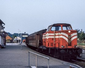 049912_hfhj_m11_frv.1280 Morgens das erste Personenzugpaar der HFHJ war das einzige, das 1986 nicht aus Y-tog gebildet wurde: M 11 ist am 11.06.1986 gerade in Frederiksværk...