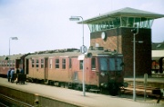 Bevor in den achtziger Jahren die 628-Verwandten der Baureihe MR auftauchten, pr�gten die dieselektrischen Mo nicht nur viele Nebenstrecken. Hier Mo 1977 in Odense. : D�nemark, DNK, Odense, Odense C