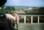Ein Blick zur�ck von der "Prinsesse Benedikte" (gebaut 1959): Im F�hrbahnhof rangieren zwei MH. Jenseits der Stra�enbr�cke liegt der Stadtbahnhof von Nyborg. Vorne halbverdeckt steht ein Bahnbus, sicher mit Fl�gelrad auf der Front. : D�nemark, DNK, Nyborg