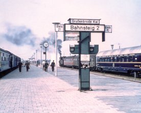 08003_DB12143_grbrdekai.gr Großenbrode Kai: D382 München-Express fährt aus (17.10) und wird von Lübeck den direkten Weg nach Lüneburg nehmen. Er hat Kopenhagen um 10.55 vereinigt mit dem...