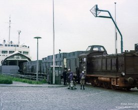15104_grossenbrode V36 213 (BMAG 12051/1943, 1979 an VGH als V36 007, 1989 verschrottet) verlädt in Großenbrode Kai Wagen mit Opel-Teilen für Kopenhagen auf die "Theodor Heuss"