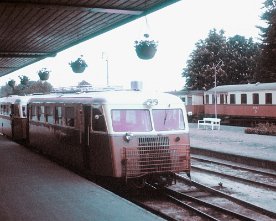 13611_hfhj.1280 HFHJ Skandia-Schienenbus in Hillerød. Rechts der C 5 wurde 1927 als Triebwagen von Wismar gebaut.