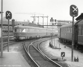 23914_kh_dr_vt137.kl København H mit DR SVT "Neptun" und rechts einem anderen internationalen Zug mit Wagen von SJ und NSB. Rechts im Hintergrund ist das neue Zentralstellwerk zu...