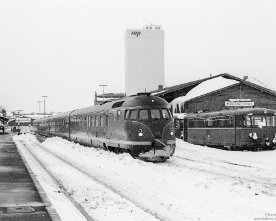 009230_612_nt Während der Schneekatastrophe im Winter 1978/79 war am 19. Februar die Strecke zwischen Eutin und Bad Schwartau noch nicht wieder befahrbar, so daß die Züge...