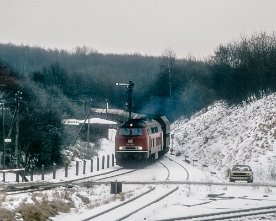 030903_218_kiel_ss.1280 Wegen der daher erforderlichen Sägefahrten waren die Kohlezüge zum Kraftwerk Dietrichsdorf mit einer DB-Lok an jedem Ende bespannt, nach dem Ende des...