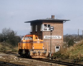 031708_vkp_v103_ss.1280 V 103 der Verkehrsbetriebe des Kreises Plön (VKP) rangiert am 13.04.83 bei Kiel-Süd am Übergabepunkt der Bahn zur DB. Direkte Fahrten auf die...