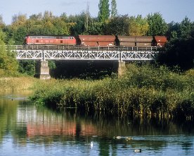 034433_218_schwentinebr.1280 Ein Kohlezug zum Kraftwerk Dietrichsdorf auf der Wellingdorfer Schwentinebrücke mit der zweiten 218 am Schluß.