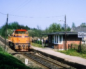 042338_vkp_v103_oppendorf.1280 Nach dem Sonderzug nach Kiel fährt V 103 leer wieder zurück nach Schönberg und sammelt das Personal aus Kiel-Oppendorf ein.