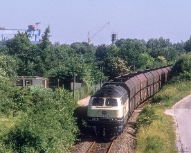 042806_218_kiel.1280 DB 218 177 (+ 212 033 am Schluß) mit dem zweiten Kohleleerzug des Tages von Dietrichsdorf) in Kiel-Gaarden am Theodor-Heuss-Ring