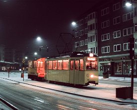 039911_196.3.1280 Der letzte Winter der Kieler Straßenbahn erforderte nächtliche Einsätze des Salzwagens 365 hinter dem aus Lübeck stammenden Tw 196. Die...