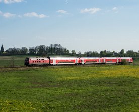 20160508-HE-352.1280 DB 218 470 mit Strand-Expreß RE85 21451 beim Bbf. Hasselburg vor der Kirche von Altenkrempe