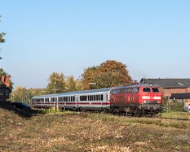 20181014_15_HE17029.2048 DB 218 307 (IC 2415 Burg - Hamburg), Neustadt (Holstein) Gbf. Der Fotografenstandort befindet sich auf der Trasse der abgebauten Strecke nach Eutin.