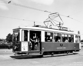 lu016 Aufbau-Tw 50 (Linie 6 nach Bad Schwartau) am Hbf vor der Bahnhofsbrücke