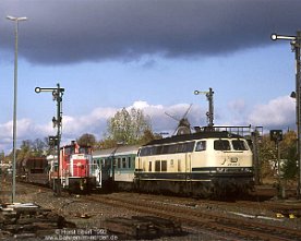 076107_365_218_eutin Am 30.10.1992 gibt es in Eutin noch regelmäßigen Güterverkehr, damals in der Hand der Baureihe 365, die aber E 4031 mit 218 258 den Vortritt...