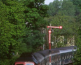 097229_232_eutin_weberstr Am 25.5.1997 wird nur noch ein Einfahrsignal benötigt, denn das frühere Neustädter Gleis liegt nur noch als Anschluß für die...