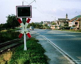 24835a_oeg OEG, Dossenheim, rechts Personenzug von Heidelberg, links Dreischienengleis zum Gbf Heidelberg