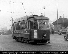ha0043 Hamburg-Harburg: V2U 3033 am Bahnhof (28.12.1953)