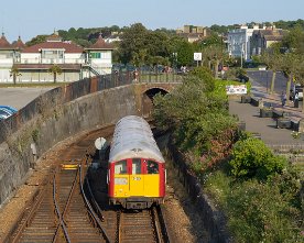 _HE13877.1280 Island Line 483 009 verläßt den Tunnel bei Ryde Esplanade