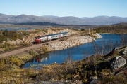 Rc6 1335 (ex SSRT) vor Katterj�kk : Malmbanan, Ofotbanen, Personenzug, Rc6, S-SJ (SJ AB), S-SSRT (aff�rsverket Statens j�rnv�gar), See, Skandinavien