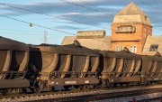 Markant sind die asymmetrischen, paarweise gekuppelten Wagen von Northland: 8774 6845 067-2 S-North Fammrr 121  in Vassijaure : Eisenerz, Erz, G�terwagen, Malmbanan, Ofotbanen, S-NORTH (Northland Resources), Sch�ttgut, Skandinavien