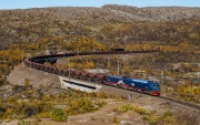 LKAB IORE 132 "Rensj�n" + 107 "Svappavaara" mit mgt 9910 auf der neuen Norddalsbrua : Brücke, Eisenerz, Erz, IORE, Malmbanan, Ofotbanen, S-LKAB (LKAB Malmtrafik AB), Schüttgut, Skandinavien, ex S-MTAB (Malmtrafik i Kiruna AB)