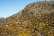 LKAB IORE 131 "Straumsnes" + 123 "Riksgr�nsen"  mit mgt 9912 im Norddalen : Eisenerz, Erz, IORE, Malmbanan, Ofotbanen, S-LKAB (LKAB Malmtrafik AB), Sch�ttgut, Skandinavien, ex S-MTAB (Malmtrafik i Kiruna AB)