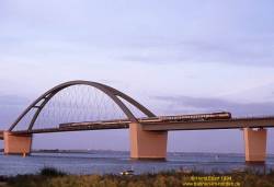 218 mit D1233 "Viking-Expreß" auf der Fehmarnsundbrücke