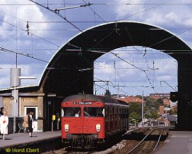 045315_noerrebro Zur Keimzelle des S-Bahn-Netzes gehörte die westlich um die Innenstadt herumführende Güterumgehungsbahn mit dem Bf Nørrebro, auf der wie am 28.09.1985 oft ein...