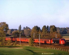 045810_rungsted Am 22.10.1985 ist der Regionalverkehr über die Kystbanen nach Helsingør noch fest in Hand der MY, hier bei Rungsted Kyst.