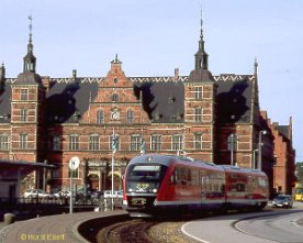 111432_hhgb_desiro Im Jahre 2001 erwarb die HHGB ihren Siemens-Desiro Dm 101+102, ebenfalls in Helsingør vor dem DSB-Bahnhof aufgenommen.