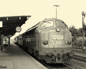 006518_mx_nib Am 16.07.1978 ist MX 1030 mit dem E 1534 von Struer in Niebüll eingetroffen, der Kurswagen nach Köln wird bereits umgestellt. Der Personenverkehr auf...