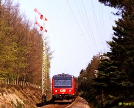 065818_mr_oelgod An der Westküstenstrecke zwischen Esbjerg und Holstebro gab es 1990 an einigen Bahnhöfen noch Formsignale: "Durchfahrt frei" für MR 4001 als P...