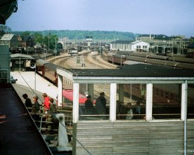 23209_nyborg Ein Blick zurück von der "Prinsesse Benedikte" (gebaut 1959): Im Fährbahnhof rangieren zwei MH. Jenseits der Straßenbrücke liegt der Stadtbahnhof von Nyborg....