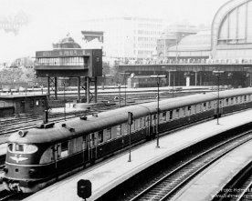 06206_dr_ganz Hamburg Hbf mit Ft65 nach Berlin, bestehend aus einem DR VT 12.14 von Ganz