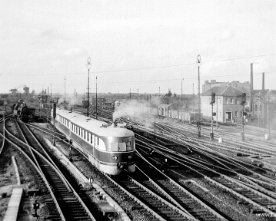 dr5101.vuescan DR VT137 273 in Hmb-Altona am 29.08.1952, bevor 1954/55 das Bw Altona einen neuen Wasserturm erhielt. Unter Draht fahren damals nur links die S-Bahn und rechts...