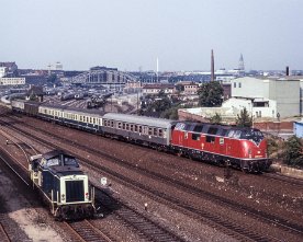 030318_220_kiel.1280 DB 220 039 (E 3171 nach Lüneburg), 212 246 + 332 269 (Lz Meimersdorf - Bw), Kiel Hbf, Friesenbrücke