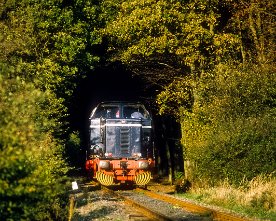 034421-hvb5.2016.1280 Am 21.10.83 endete die Welt der HVB noch im Bahnhof Suchsdorf, von wo Lok 5 nach Abliefern ihrer abendlichen Fuhre leer in die Wik zurückkehrt.