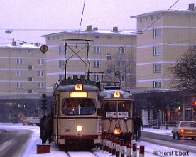 035517 An einem trüben Wintertag treffen sich an der Hst. Jungmannstraße zwei Züge der verschiedenen Typen.