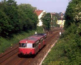 023317_798_einf_nt An der Einfahrt nach Eutin traf die Strecke von Lübeck auf die 1982 stillgelegte Strecke von Neustadt (Holstein). Von dort hat der Husumer 798 788 mit...