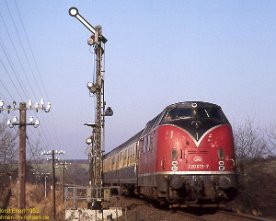 027504_220_ottendorf Am nördlichen Einfahrsignal des 2003 aufgelassen Bahnhofs Ottendorf begegnet uns am 7.3.1982 die Lübecker 220 013 mit E 3171 nach Lüneburg.