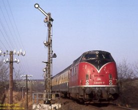 027504_220_ottendorf Am nördlichen Einfahrsignal des 2003 aufgelassen Bahnhofs Ottendorf begegnet uns am 7.3.1982 die Lübecker 220 013 mit E 3171 nach Lüneburg.