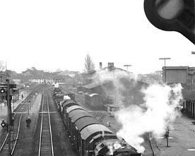 DB1028_50_eutin 50 2458 mit Ng 9113 über Malente nach Lütjenburg hat Ausfahrt, aber noch sind nicht alle Mitfahrer an Bord. Am 1.7.1968 gab es noch nicht den breiten...