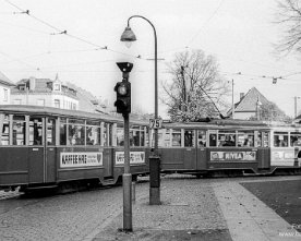 09405_ha6783_tonndorf.web HHA V6B 1338 (mit Briefkasten) + V6 (Linie 3) an der signalgesicherten Einfahrt in die Endhaltestelle Tonndorf, Ahrensburger Str./Dammwiesenstr.