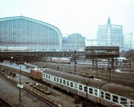 DB12149_HmbHbf_1962.web Hamburg Hbf mit einem in Richtung Harburg ausfahrenden V100-Wendezug (P3454 nach Stade), einer Vorserien-V160 mit D148 von Nyborg und 78 (P2055 nach Lübeck),...