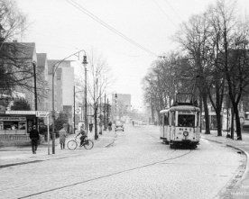 09503_Lu358 Ein Zug nach Krempelsdorf in der Fackenburger Allee/Ecke Adlerstr. Im Hintergrund die Türme des Doms.