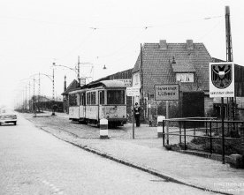 09507_Lu362 Umsetzen von Tw 251 + Bw 390 an der Endhaltestelle Krempelsdorf an der Stadt- und früheren Landesgrenze zu Stockelsdorf. Eine Weiche und ein bißchen Gefälle...