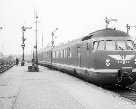 01526_db5015 DB VT08 als Ft 2 "Hanseat" in Neumünster