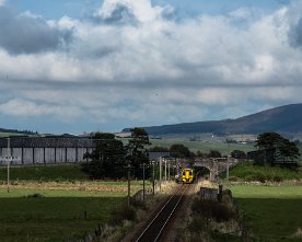 20150510-HE-429.1280 ScotRail 158731 + 158725 (15.22 Aberdeen - Inverness) bei Keith zwischen Chivas-Whisky-Lagerhäusern